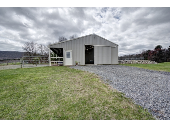 Barn w/3 stalls, tack room, wash stall
