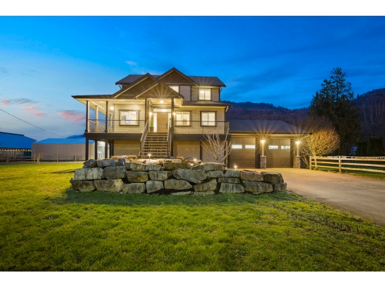 9.5 ACRE WITH MULTIPLE BARNS/SHOPS IN ABBOTSFORD