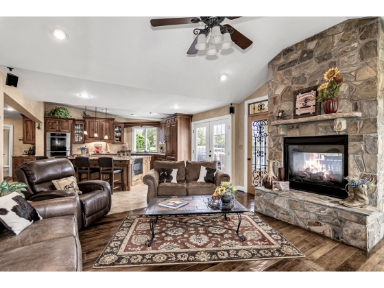 Living Room with fireplace